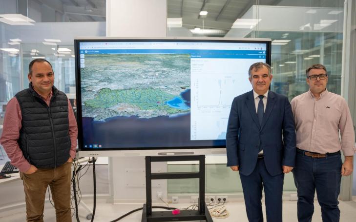 Javier Senent presentó los resultados a Juan M. Vázquez, consejero de Medio Ambiente, Universidades, Investigación y Mar Menor, y a Antonio Caballero, director general de Universidades e Investigación.