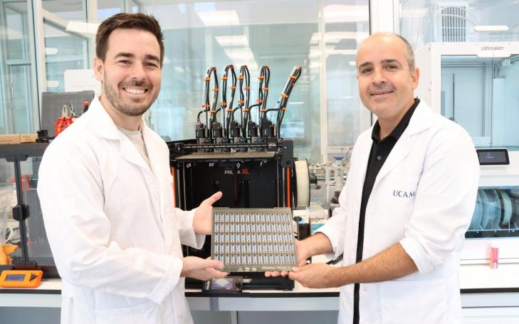 Los investigadores Daniel Rojas y Gastón Crespo en UCAM HiTech