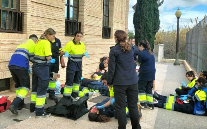 SIMULACRO . Instante del simulacro de atentado terrorista celebrado en el Campus de la UCAM en Murcia
