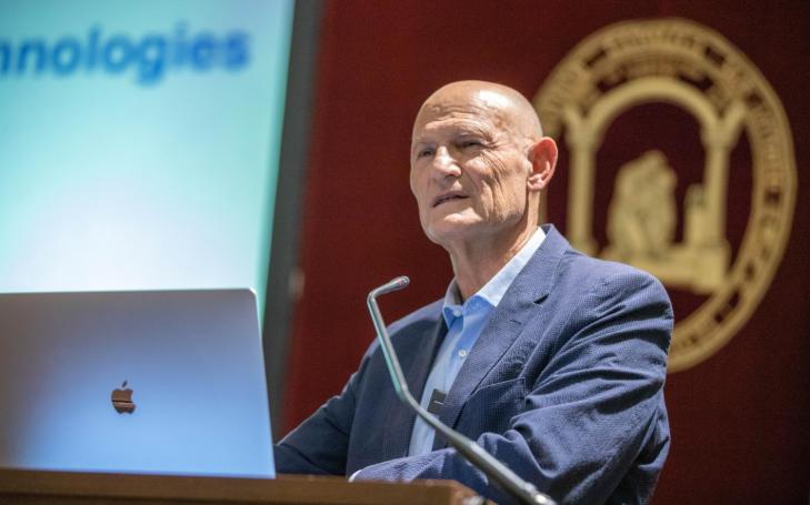 Juan Carlos Izpisua durante una charla en el Templo del Monasterio de Los Jerónimos, sede de la UCAM