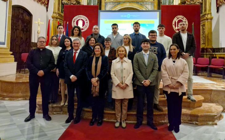  Los miembros del nuevo Consejo de Estudiantes de la UCAM con la presidenta de la Universidad , la rectora, el vicerrector de Calidad y el Capellán Mayor.