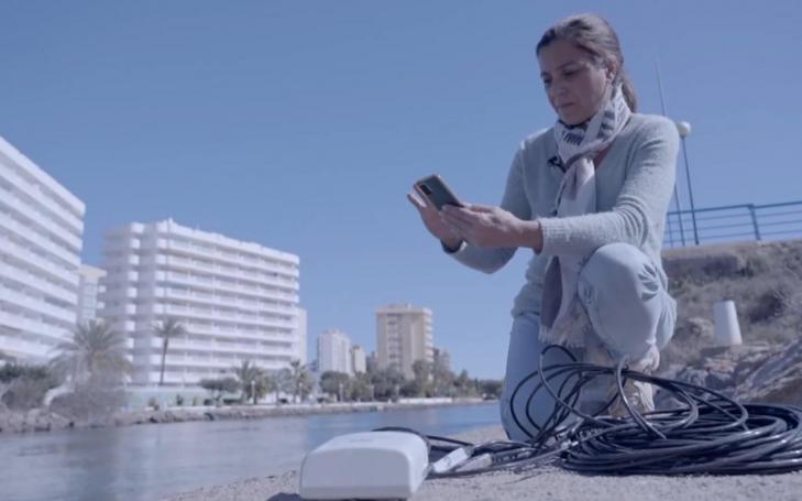 Nuria Vela, investigadora del Grupo, durante una recogida de muestras.