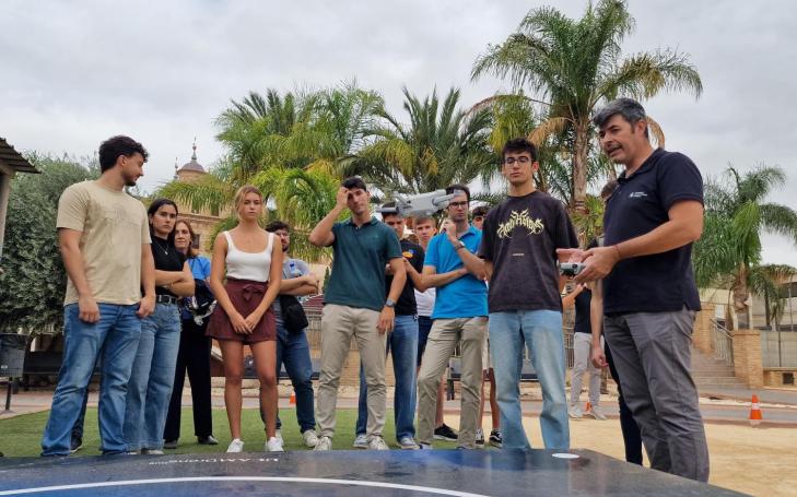 estudiantes de la UCAM durante una formación en el Drone Hub del Campus de Murcia. 