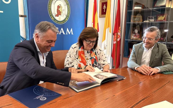Manuel Martínez, presidente de Hozono Global, y María Dolores García, presidenta de la UCAM, en el Campus universitario en Murcia