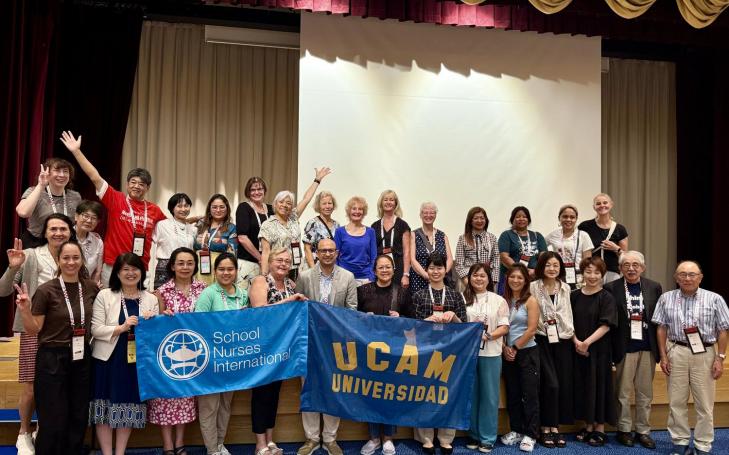  Daniel Guillén (primera fila), profesor de la Facultad de Enfermería de la UCAM y director del Máster Universitario de Enfermería y Salud Escolar, en el simposio celebrado esta semana en Japón, y en el que se hizo el anuncio.