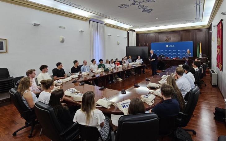 Bienvenida a una treintena de estudiantes de FOM