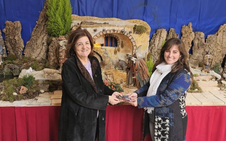 María Dolores García, presidenta de la UCAM  y Anabel Gimenez,  responsable de Infancia y Familia de Cáritas Diócesis de Cartagena, durante la entrega de la recaudación.