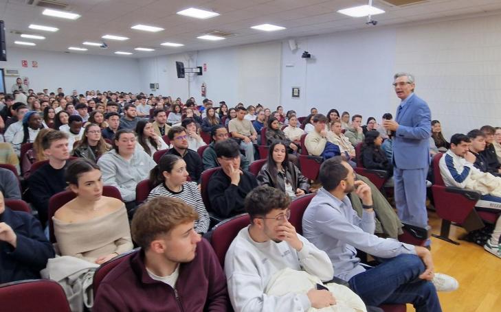 Alumnos durante una reunión informativa sobre ERASMUS.