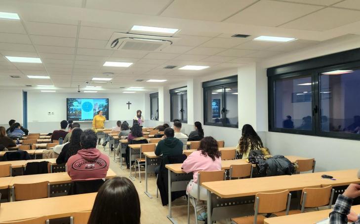 Estudiantes de títulos online en una de las aulas del Campus UCAM-COE de Torrejón en el primer día de exámenes