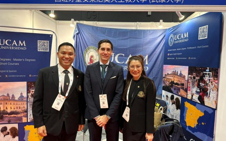 Stand de la UCAM en la feria APAIE en Hong Kong