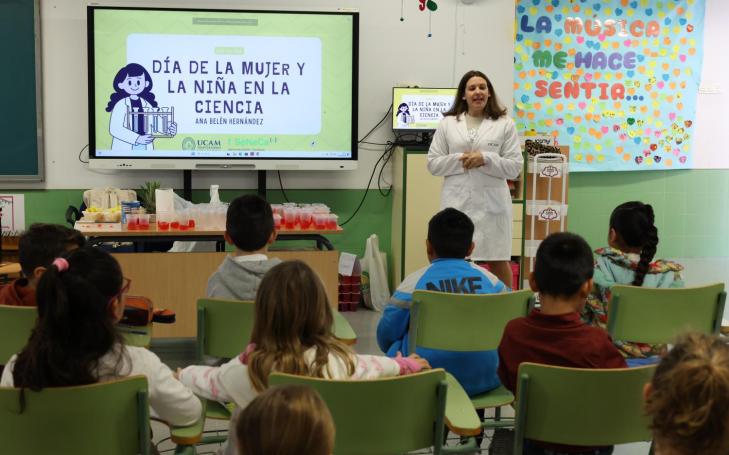 La investigadora de la UCAM,  Ana Belén Hernández, durante su charla esta mañana en el CEIP La Cruz (Totana).