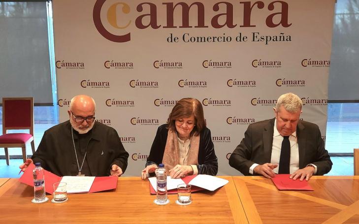 Firma del convenio: monseñor Jaime Villarroel (Diócesis de Carúpano), María Dolores García (UCAM) y Javier Collado (INCYDE)