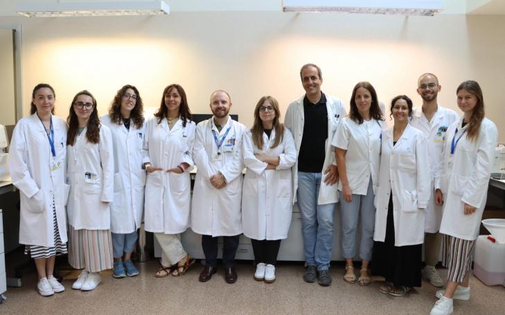 Investigadores de la UCAM, el Hospital General Universitario Santa Lucía y el IMIB en los laboratorios del Hospital General Universitario Santa Lucía.