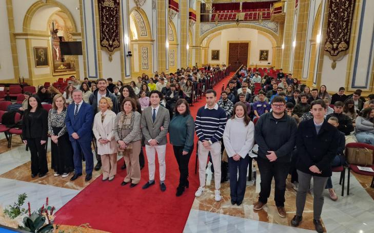 María Dolores García, presidenta de la UCAM, la rectora y el director del Vicerrectorado de Calidad junto a los miembros del Consejo de Estudiantes
