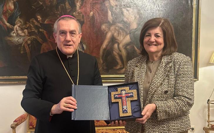 Presidenta nuevo Nuncio