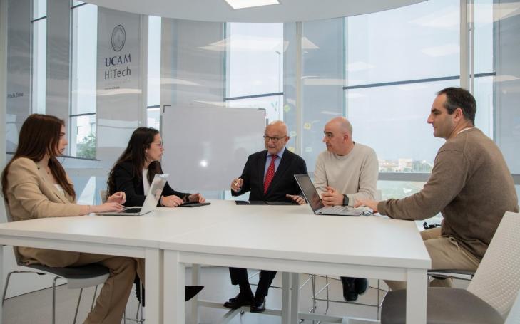 En el centro de la imagen, el doctor José Viña, director de la Cátedra de Gerociencia de la UCAM, y Francisco Javier López Román, catedrático en Fisiología, junto a investigadores del ámbito del deterioro cognitivo, en UCAM HiTech