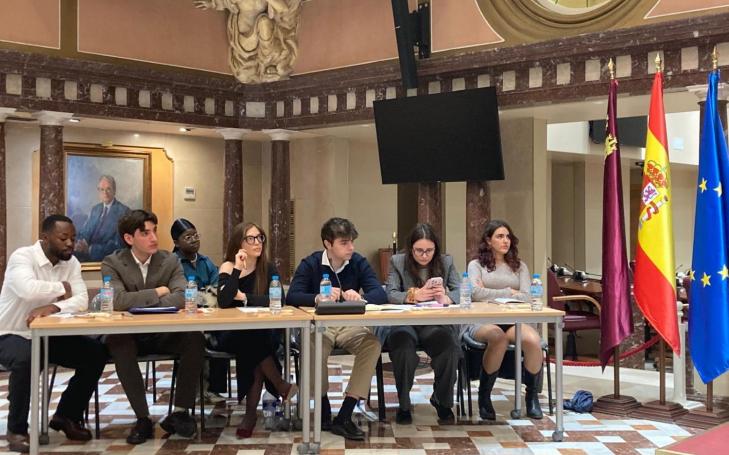 Debate, Asamblea, periodismo