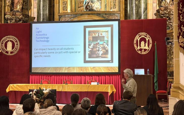 David Marsh, durante su intervención en el seminario científico celebrado en el templo de la Universidad