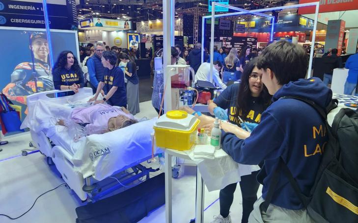 Alumnado y profesorado del Grado en Enfermería realizan simulación clínica en cama hospitalaria y flebotomía en el stand de la UCAM en Aula