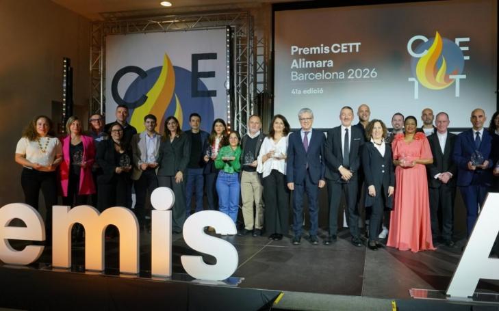 Foto de los premiados, entre ellos, Ginesa Martínez del Vas, directora de la Cátedra y vicedecana del Grado en Turismo y Dirección de Empresas Turísticas de la UCAM y Miguel Puig-Cabrera, profesor de la Universidad de Sevilla, ambos autores junto a otros profesionales