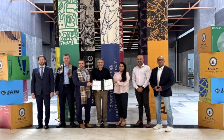 Representantes de la UCAM y JAIN University tras la firma del acuerdo en el campus de Bangalore.
