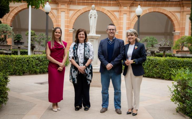 Los investigadores junto a la presidenta de la UCAM y su vicerrectora de Investigación.