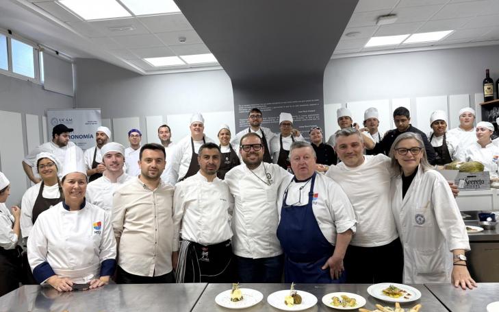 Profesores y alumnos de la MTU (Irlanda), Karabuk University (Turquía) y la UCAM en la Gastrolab durante el encuentro internacional.
