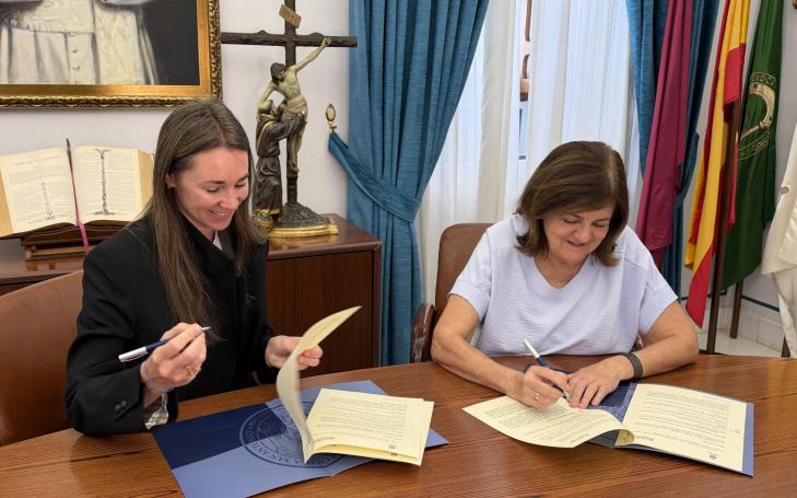 Ishtar Espejo, directora de la Fundación Aladina, y María Dolores García, presidenta de la UCAM, durante la firma del convenio.
