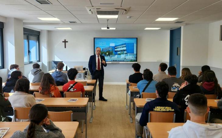 Profesor impartiendo clase en un aula del Campus de Torrejón de Ardoz