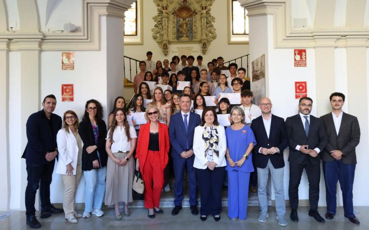Foto de familia con los premiados de las Olimpiadas Científicas UCAM 2026.