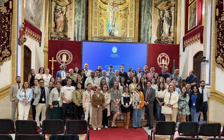 Los delegados internacionales junto a representantes de la UCAM.