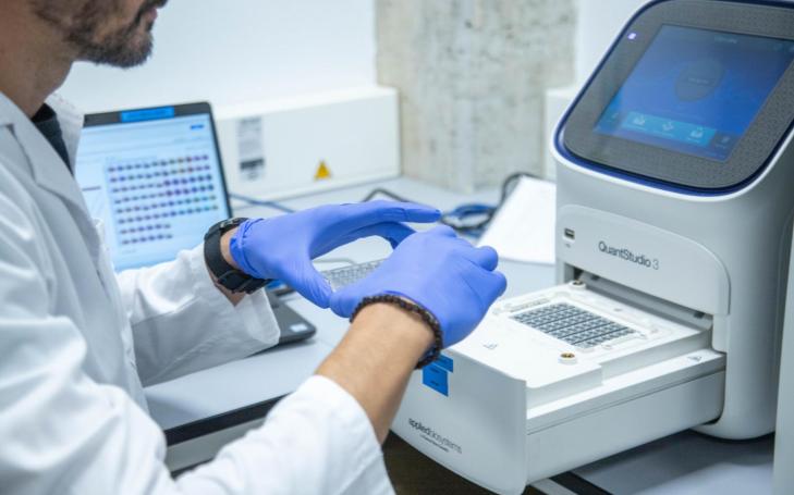 Un investigador de la UCAM en su incubadora de alta tecnología en Salud, deporte y alimentación