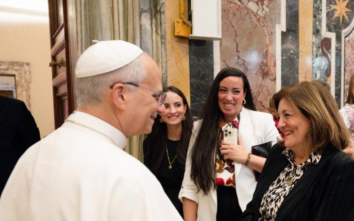 Mª Dolores García saluda al Papa León XIV