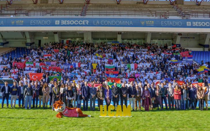 Foto de familia en la bienvenida internacional.
