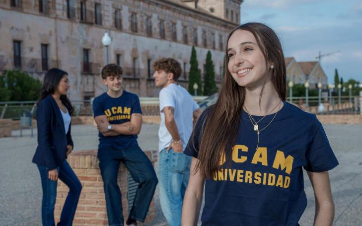 alumnos en el Campus de la UCAM