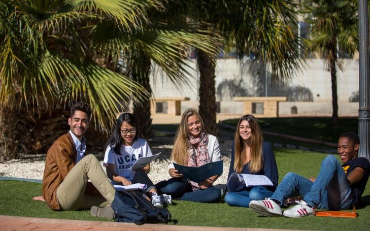 Estudiantes en el Campus de Murcia de la UCAM