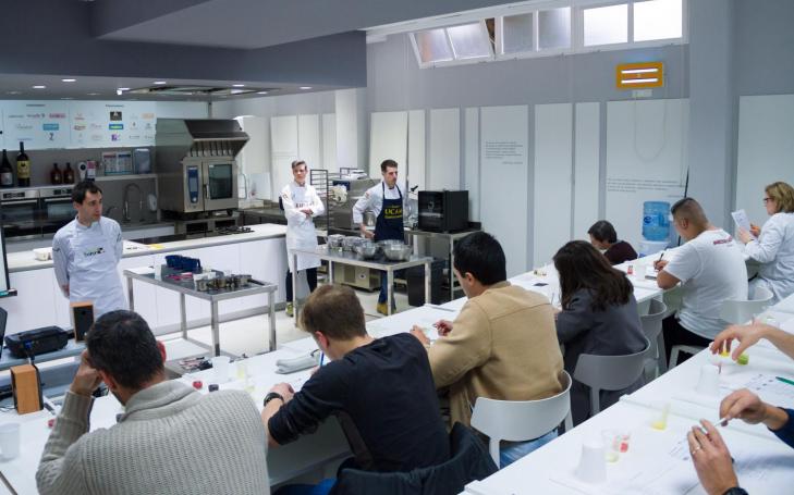 Alumnos en la sala Gastrolab de la UCAM.