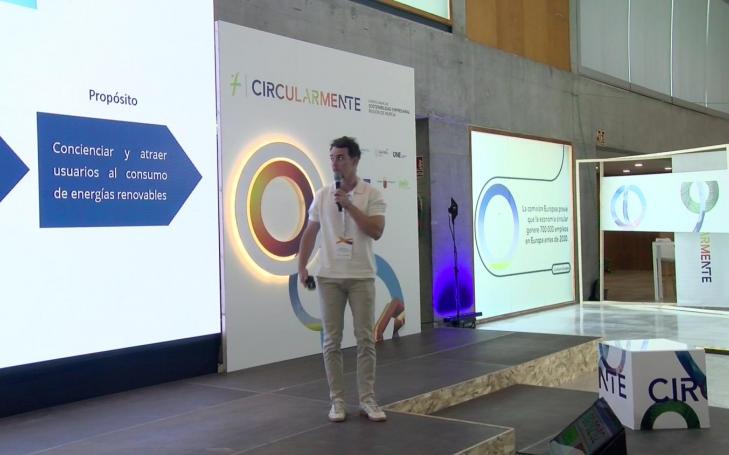 Miguel Ángel Beltrán exponiendo su proyecto.
