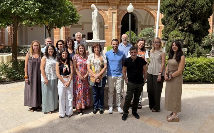 Foto de familia de los representantes de las radios universitarias con la presidenta. 