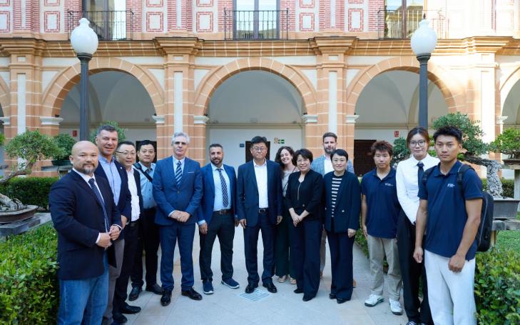 Foto de familia tras la reunión con la delegación china.