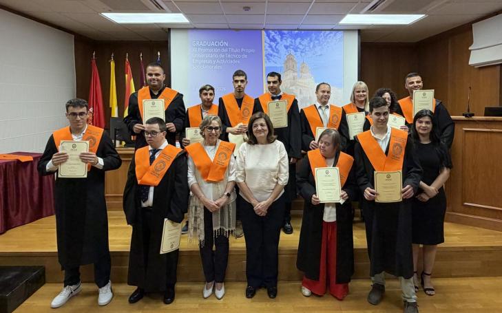 Foto de familia tras el acto de graduación.