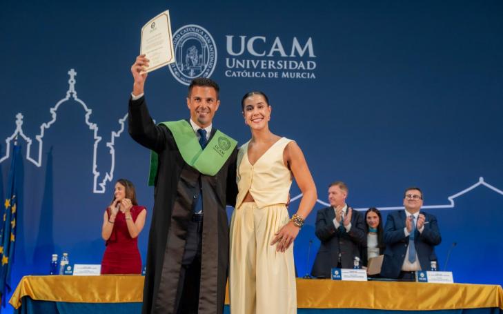 El atleta Miguel Ángel López, graduado en el Máster en Alto Rendimiento Deportivo de la UCAM, junto a la campeona olímpica Carolina Marín, madrina de una de las ceremonias en las que este curso se han titulado destacados deportistas. UCAM