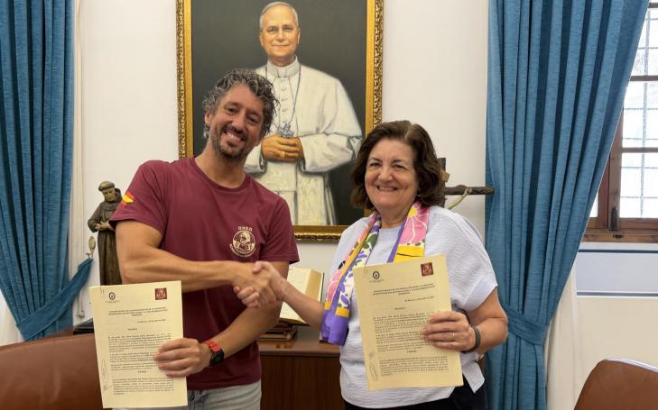 César Javier Claros, presidente de la ONG y María Dolores García, presidenta de la UCAM, tras firmar el convenio.