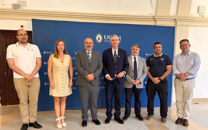 Directivos de la UCAM junto a la comitiva de UVM.