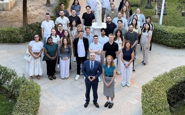 Los estudiantes en la bienvenida junto a los representantes de ambas universidades.