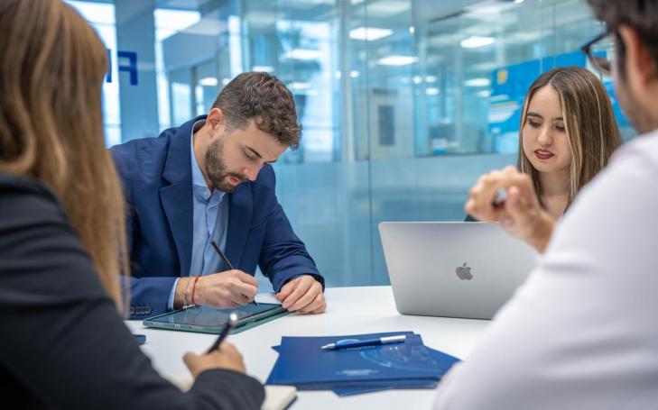 Un grupo de estudiantes en UCAM HiTech, el hub de innovación tecnológica y aceleración empresarial de la Universidad Católica San Antonio.