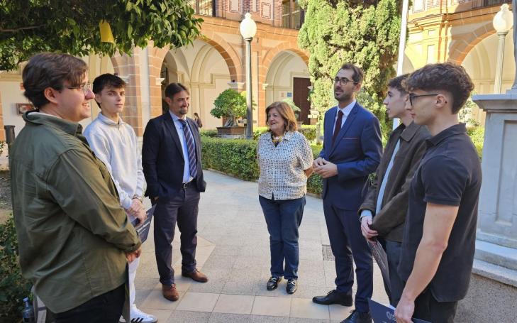 Los cuatro estudiantes de la UCAM conversando con María Dolores García, presidenta de la Universidad, Samuel Mendoza, director general de Infraestructuras y Desarrollo Digital, y Juan Francisco Hernández, secretario de la Facultad de Ciencias Sociales y de la Comunicación.