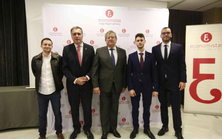 El Colegio de Economistas de la Región premia a dos alumnos de ADE de la UCAM