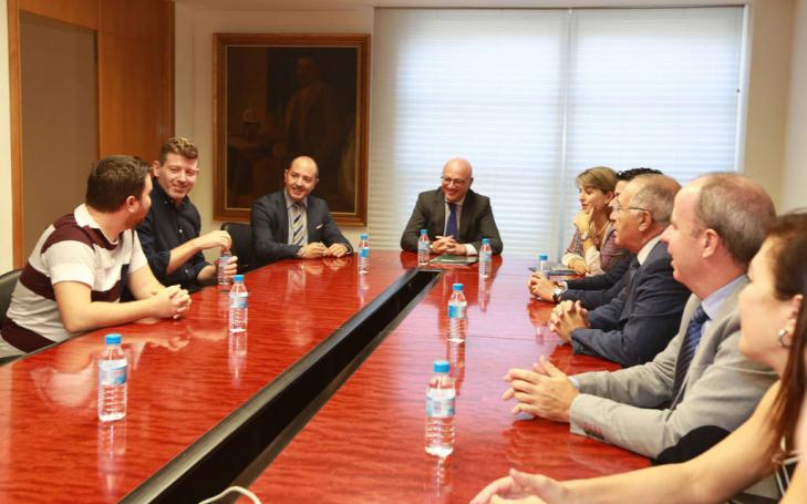 El consejero Juan Hernández recibe a los alumnos de la UCAM ganadores de un premio nacional por una aplicación para prevenir el ciberbullying