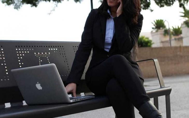 Una tesis analiza los derechos de los consumidores en la contratación a distancia